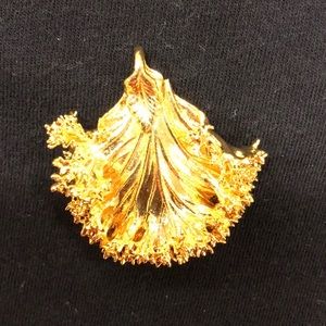 GOLD PLATED LEAF PENDANT NWOT APPROXIMATELY 1 1/2+ inches long & wide